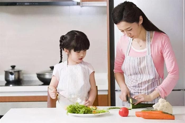 要不要让孩子做饭？看看明星们的“厨房教育”，就知道有多香