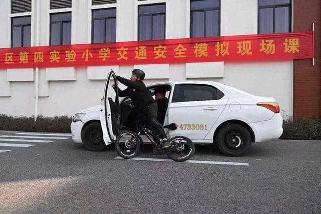 南宁交警联手杂技团，为学生上演“沉浸式”安全教育