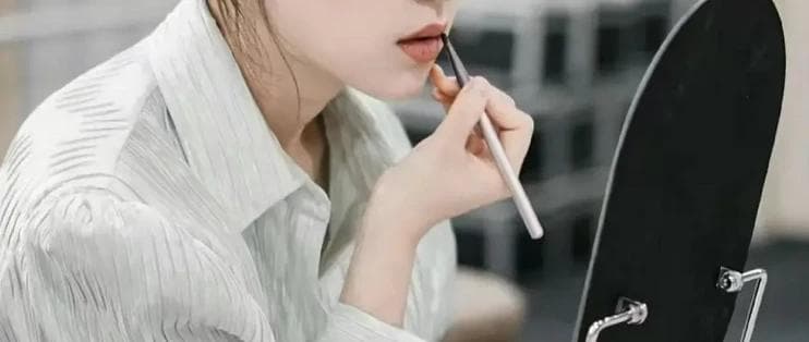 四分钟内搞定完美通勤妆：简单步骤与必备技巧