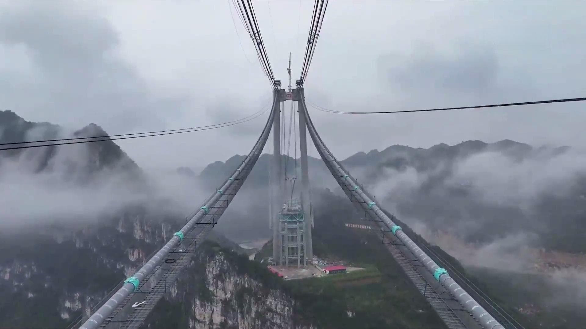 贵州花江峡谷大桥建设突破600米高空，引入北斗系统精准施工