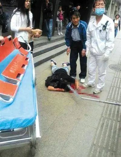 人从高空坠落时，触地的一瞬，身体发生了什么？