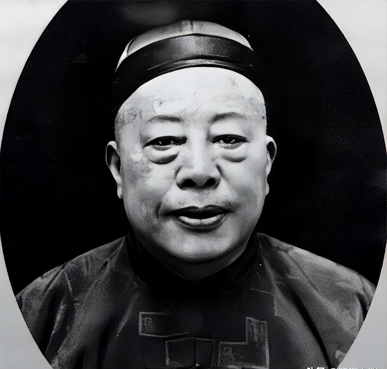 蒋介石在上海走投无路，被债主讨债，无奈之下拜黄金荣为师