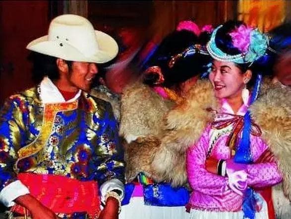 云南少数民族婚俗大观：11个民族的特色婚俗