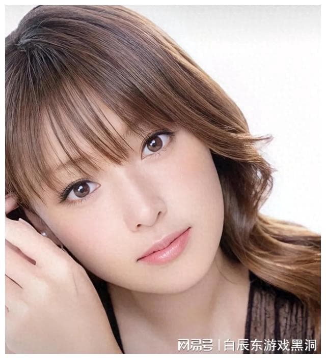深田恭子：演艺圈的璀璨明星，摄影镜头下的魅力女神