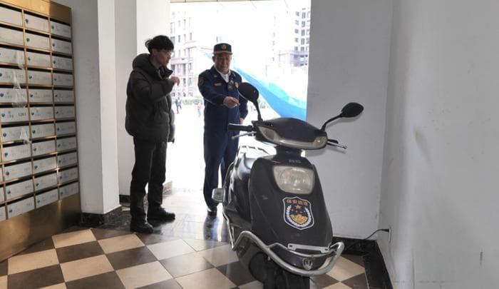 物业巡逻车在楼道充电？罚！