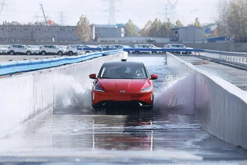雨天湿滑路面如何更加安全驾驶？