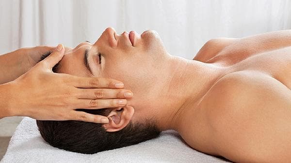 告别干燥紧绷：男士冬季护肤实用指南