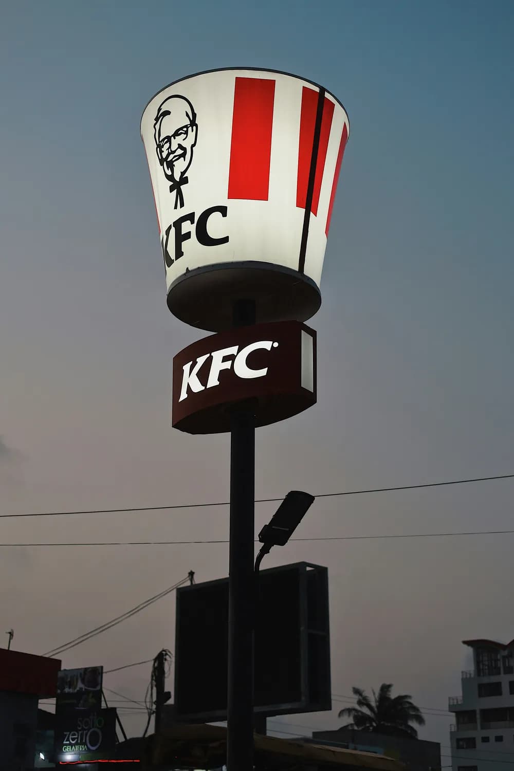 日本圣诞节的特别美味：KFC炸鸡配圣诞蛋糕