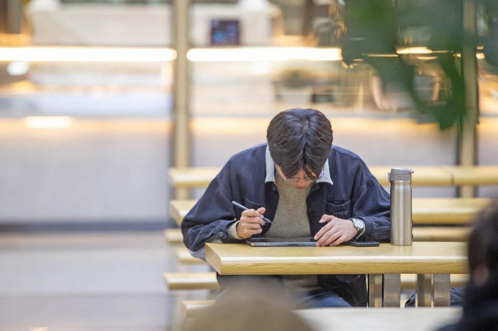 大学生AI代写论文争议：是学生变懒了，还是教育评价该变了？