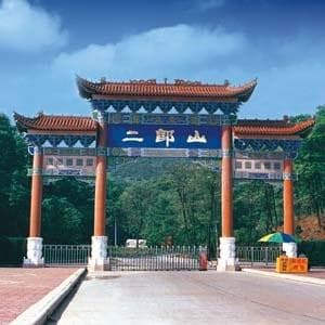 碧峰峡风景区：AAAA级旅游胜地，大熊猫研究中心所在地