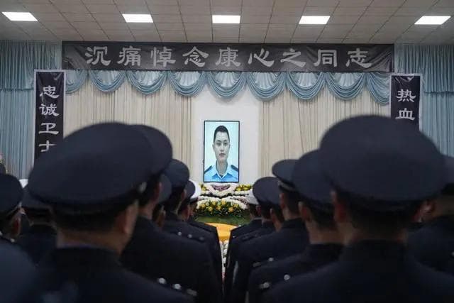 成都辅警设卡查酒驾被撞牺牲，肇事司机已被抓获