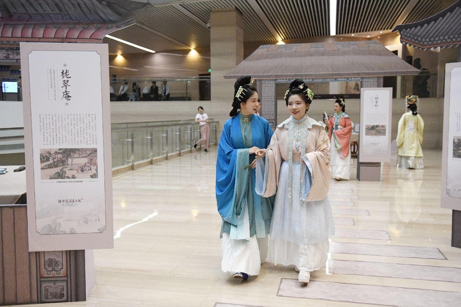 从陆凤池到曹锡珪：康乾时期上海女性的诗词世界