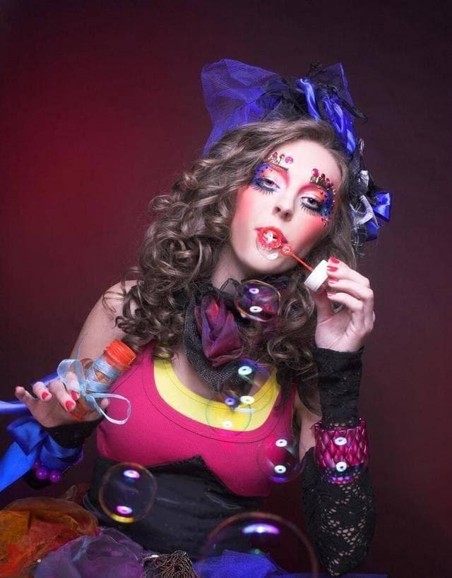 Cosplay经济崛起：揭秘快速增长的新兴市场，涵盖道具制作与线上社群