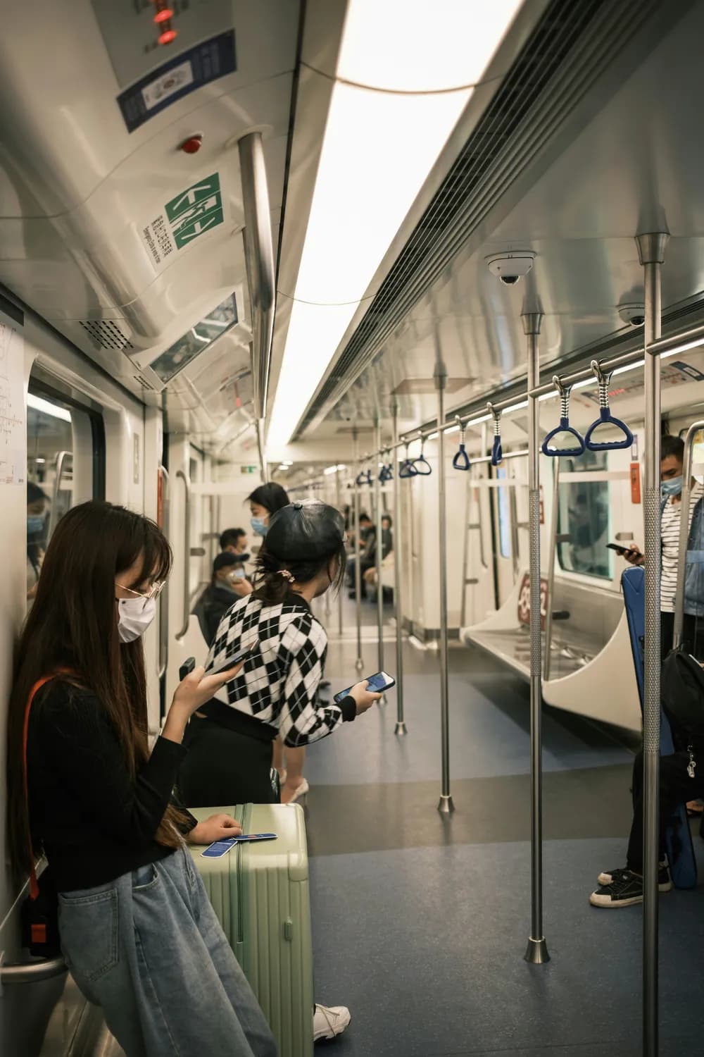 昆明地铁禁令：向大声喧哗说不