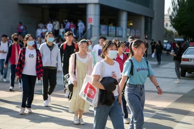 2024年“高考作文题目”出炉，直指社会痛点，这届命题老师走心了