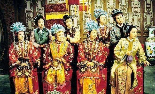 贾府三种不同的月例等级制度，反应了女子们不同的地位和生存状态