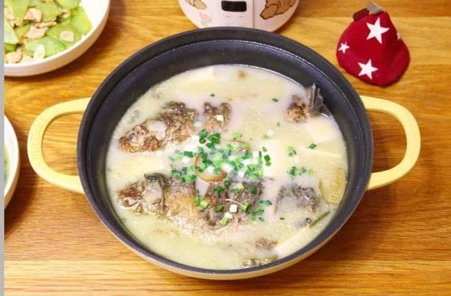春季滋补良品：鲫鱼豆腐汤，简单炖煮鲜美无比，营养满载，老少皆宜！