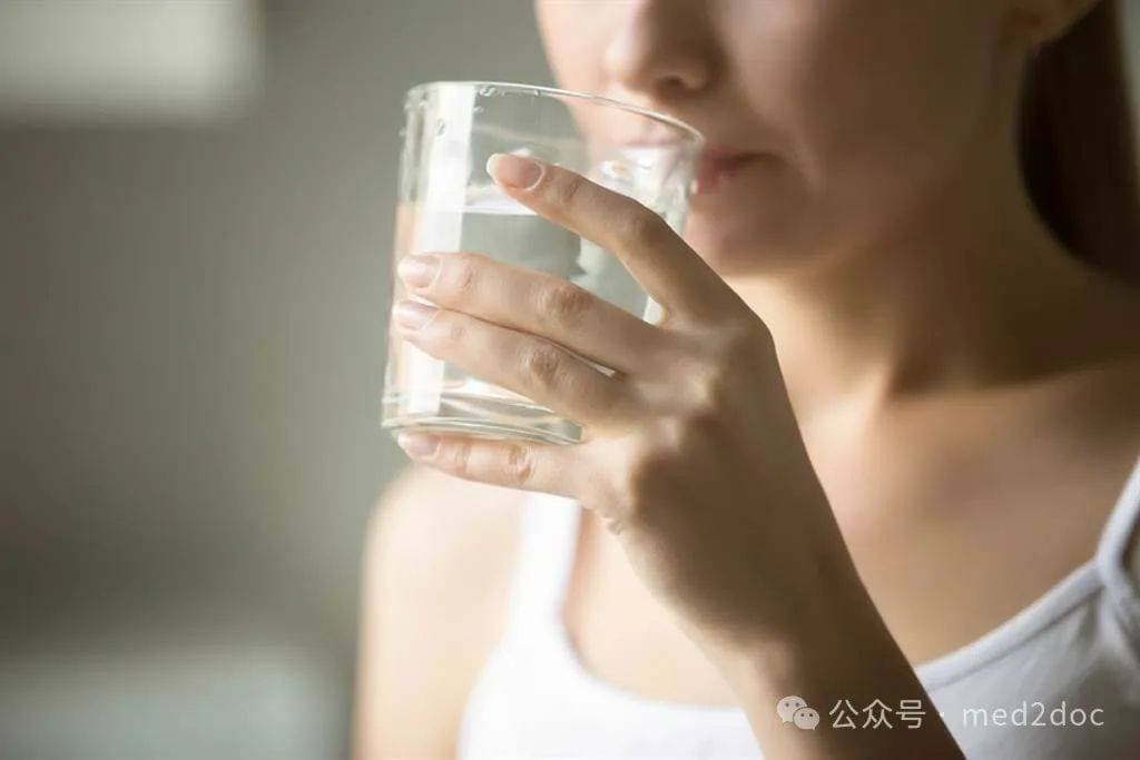 别等口渴才补充！这4招秒判你水喝得够不够