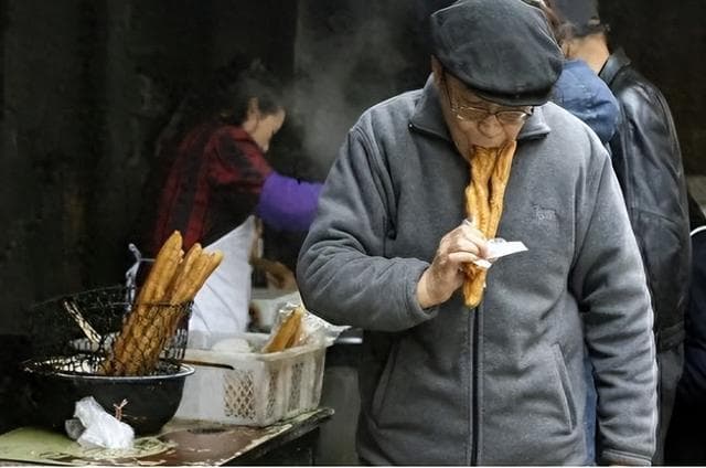 医生建议：上了年纪，宁愿早饭干吃馒头，也别早上乱吃这3样