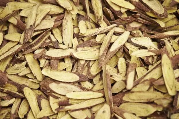 “甘草”健康功效与潜在风险：适量摄取维持健康