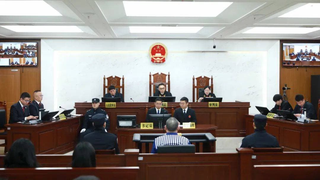 巫溪县人民医院党委原书记刘某某职务犯罪案开庭——全县医疗领域170余人旁听庭审