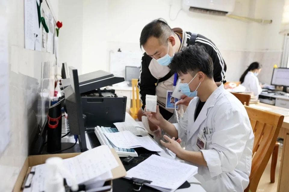 帮挂号取药、签手术同意书...上海575人已上岗！记者探秘陪诊师的一天
