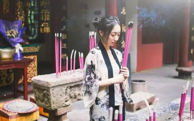 寺庙拜佛有讲究，千万别乱磕头瞎拜！太丢人……