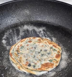 如何制作美味香脆的油煎饼（以简单易学的步骤，做出家庭必备早餐）