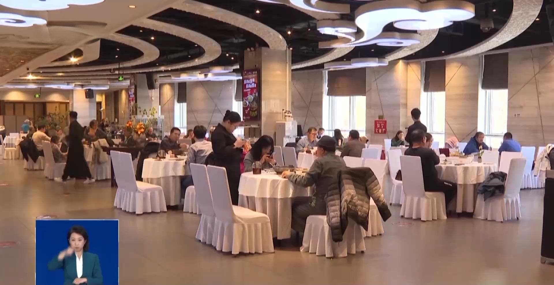春节倒计时！年夜饭预订火爆 赶大集感受过年的热闹