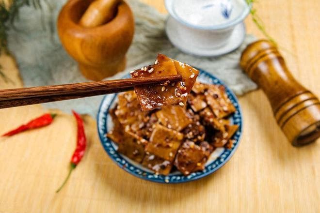 奇怪！素食咋能吃出肉味儿？揭秘植物如何变身为‘素肉’的绝招！