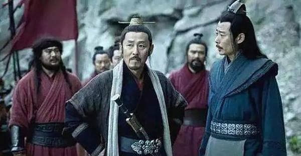 两汉时期实行的察举制有哪些优势，同时它又有哪些弊端？