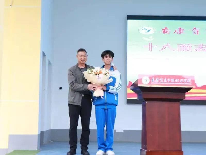 三年前中考落榜生，如今育英圆了大学梦