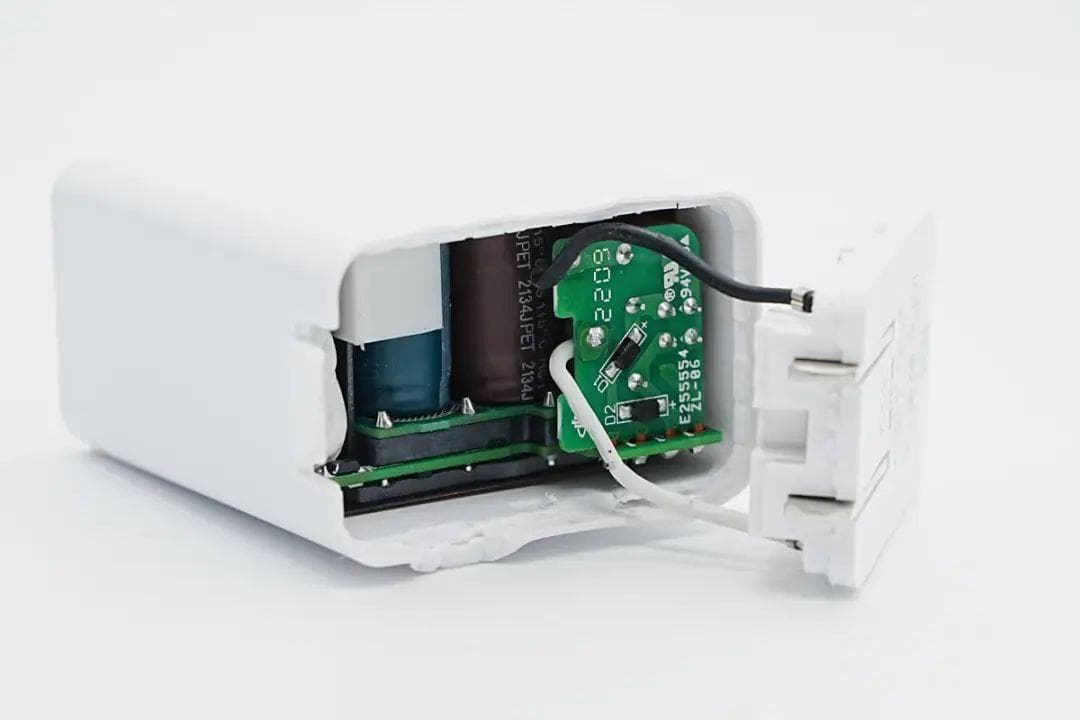 拆解报告：赛小虎65W双USB-C氮化镓充电器
