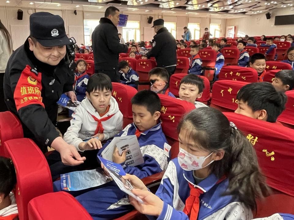 铁路安全知识进校园，为孩子撑起安全伞