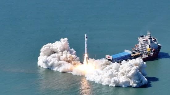 复旦师生打造卫星载荷 研究预测太阳爆发机理 去太空倾听太阳的“呼吸”