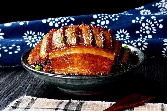 东坡梅菜扣肉：东江客家三大传统名菜之一