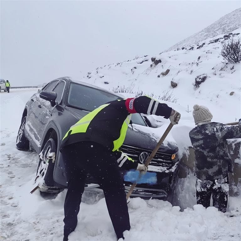 冬季降温降雪、道路湿滑，这份安全出行指南请查收！