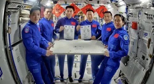中国第一位女航天员刘洋：愿我们每个人都能活成一束光，照亮自己，温暖他人