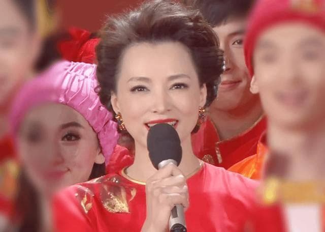 董卿离开春晚七年：从聚光灯到平凡生活