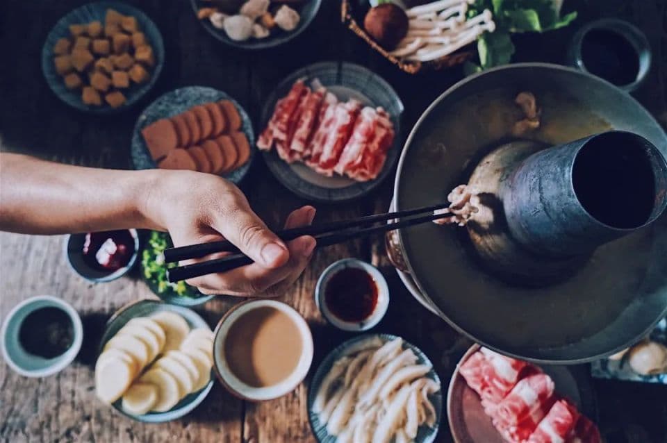 为什么鸳鸯锅里的红油锅总是先沸腾？背后的物理原理揭秘