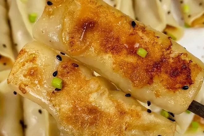买1斤面粉，半斤猪肉，手把手教你做猪肉煎饺，健脾开胃又解馋
