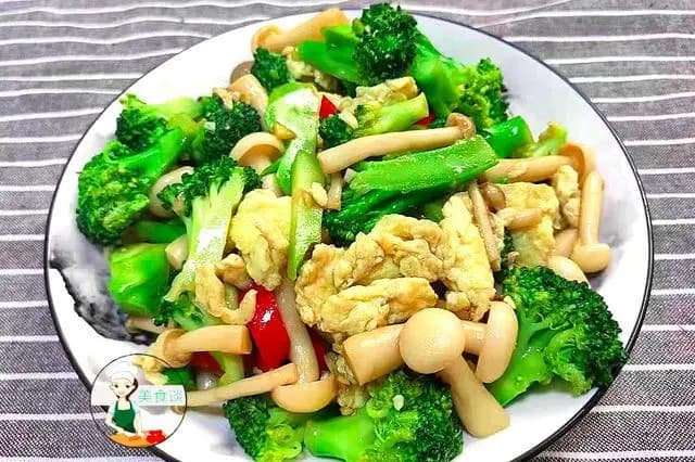 春天，西兰花和此是绝配，不放肉也很香，常给孩子做，一盘不够吃