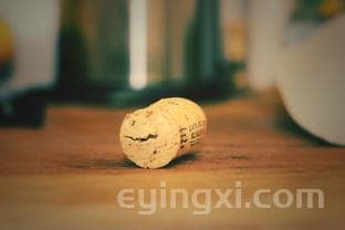没有开瓶器怎样开红酒的木塞，多种实用方法详解