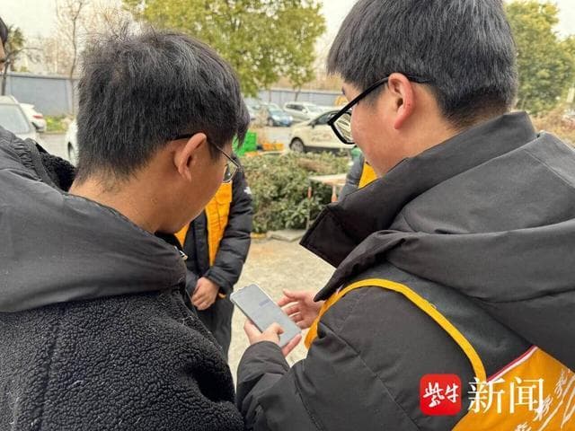 大学生志愿者走进社区，现场演示AI克隆人声诈骗