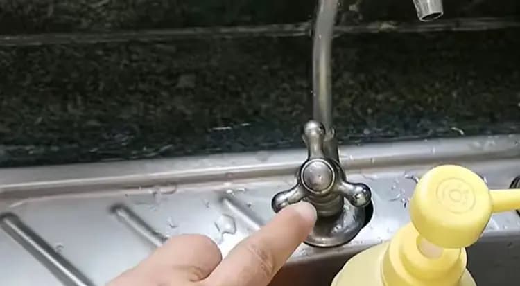 洗碗池旁的“小孔”，到底是干啥用的？知道的人不多，看完明白了
