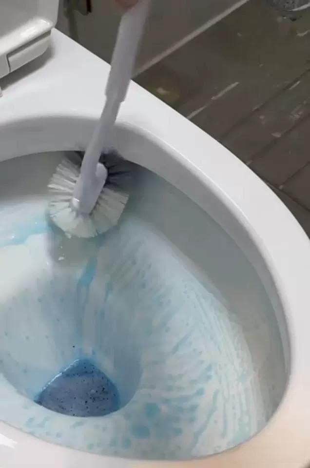 马桶黄色污垢怎么除？洁厕灵是关键！