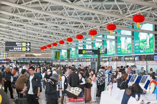 海南旅游持续升温 岛内三大机场单日吞吐量突破15万人次