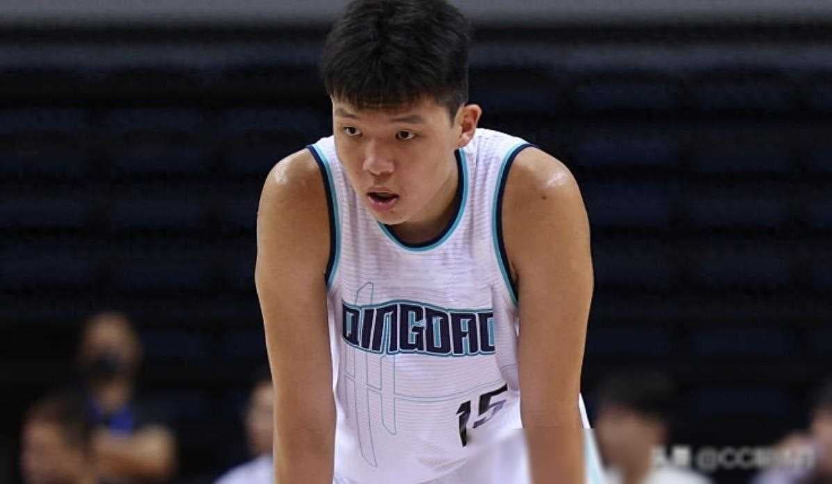 CBA奖项揭晓！赵继伟落选MVP，胡明轩获奖引争议，周琦空手而归！