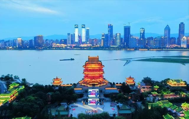 论中国古代滕王阁的历史背景，它的艺术风格，以及现代价值