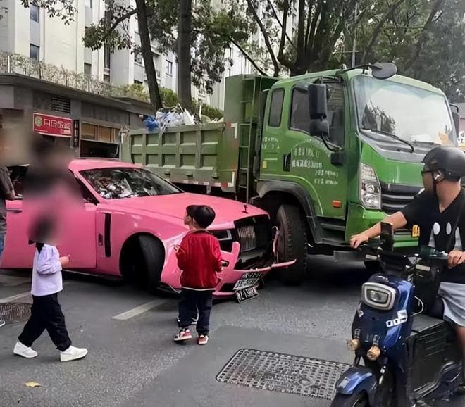 被撞劳斯莱斯车主，因祸得福的火了，开直播一夜涨粉十万！